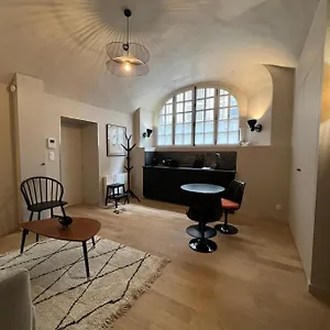 35 M2 Particulier Xvii Ieme Centre Historique Clermont-ferrand-lucas Ii Appartement